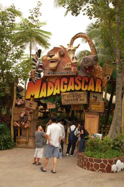 SENTOSA, SG - 5 Nisan - Universal Stüdyoları Singapur Madagaskar temalı giriş 5 Nisan 2012 tarihinde Sentosa, Singapur 'da.