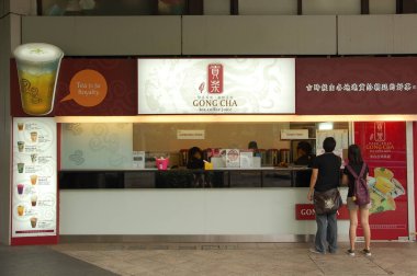 ORCHARD, SG - 6 APR - 6 Nisan 2012 'de Singapur, Orchard' da Gong cha buzlu kahve ve meyve suyu dükkanı cephesi.