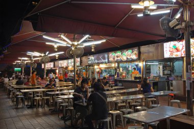 ORCHARD, SG - 6 Nisan 2012 'de Singapur, Orchard' da cadde boyunca Hawkers gıda restoranları.