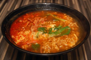 Baharatlı sıcak ramen Kore eriştesi sebze, çorba ve et.