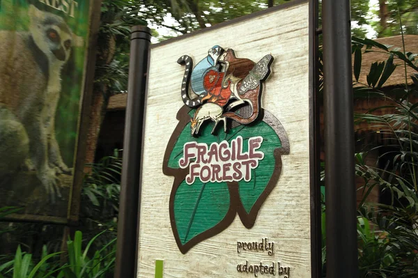 Mandai Apr Singapore Zoo Fragile Forest Sign April 2012 Mandai — Stock Photo, Image