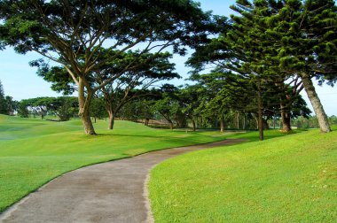BATANGAS, PH - 5 Haziran 2010 tarihinde Malarayat Dağı 'nda golf sahası yolu Lipa, Batangas, Filipinler.