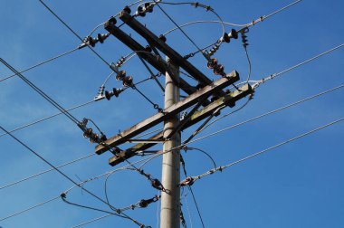 Asılı kabloları olan elektrik direği evleri ve ofisleri çalıştırıyor.