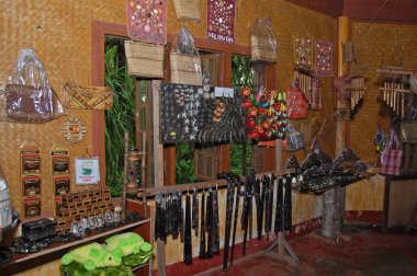 PALAWAN, PH - NOV 28 - Hediye eşyaları 28 Kasım 2009 'da Puerto Princesa, Palawan, Filipinler' de mağazada sergileniyor.