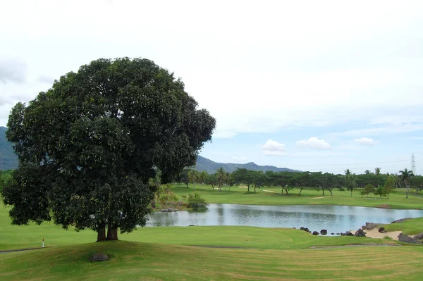 Batangas Juni Golfplatz Mit Bäumen Bergen Und See Mount Malarayat — Stockfoto