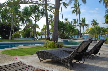 PALAWAN, PH - NOV 30 - 30 Kasım 2009 tarihinde Dos Palmas adasında yüzme havuzu ve sandalyeler Honda Bay, Puerto Princesa, Palawan, Filipinler.