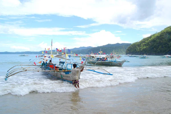 Palawan Nov 2009 필리핀 라완의 푸에르토프린세사에서 해변에 정박하고 — 스톡 사진