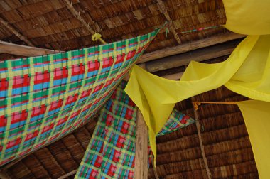 Tavanda kareli bez pankart asılı.