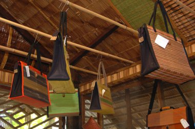 PALAWAN, PH - DEC 1 - 1 Aralık 2009 'da Binuatan kreasyonlarında dokuma çantası görüntüleme.