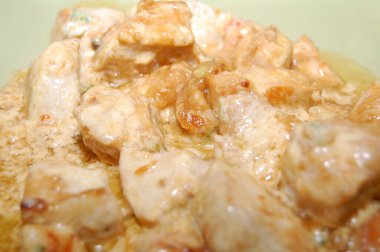 Lokantada servis edilen soslu ton balığı yemeği.