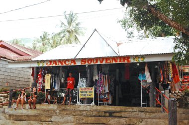 CAMIGUIN, PH - 3 Şubat 2013 'te Filipinler' in Camiguin kentinde Janca hediyelik eşya dükkanı cephesi.