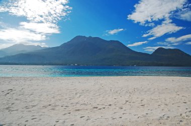 Filipinler 'in Camiguin kentindeki Hibok Dağı' nda deniz plajı ve kumlar.