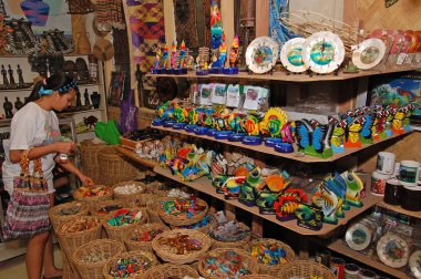 PALAWAN, PH - 9 Mart - Coron hediyelik eşya ve hediyelik eşya dükkânı 9 Mart 2012 'de Coron, Palawan, Filipinler' de sergilendi.