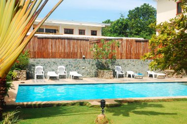 BOHOL, PH - SEPT 1 - 1 Eylül 2015 tarihinde Alona sahilinde, Bohol, Filipinler 'de otelin en iyi yüzme havuzu