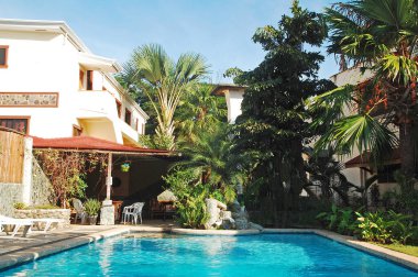 BOHOL, PH - SEPT 1 - 1 Eylül 2015 tarihinde Alona sahilinde, Bohol, Filipinler 'de otelin en iyi yüzme havuzu