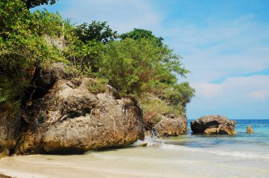 Panglao Adası, Bohol, Filipinler 'de kumlu ve büyük kayalı Alona plajı
