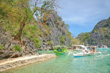 PALAWAN, PH - 7 Mart - Kayangan Gölü kireçtaşı kaya oluşumu ve botlar 7 Mart 2012 tarihinde Coron, Palawan, Filipinler.