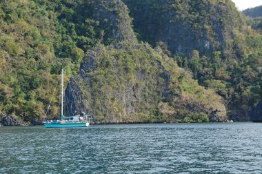 PALAWAN, PH - 7 Mart - 7 Mart 2012 tarihinde Coron, Palawan, Filipinler 'de deniz ve yatta kireçtaşı kaya oluşumu.