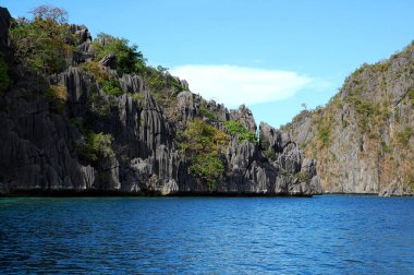 Coron, Palawan 'daki kireçtaşı kaya oluşumu ve turkuaz su denizi