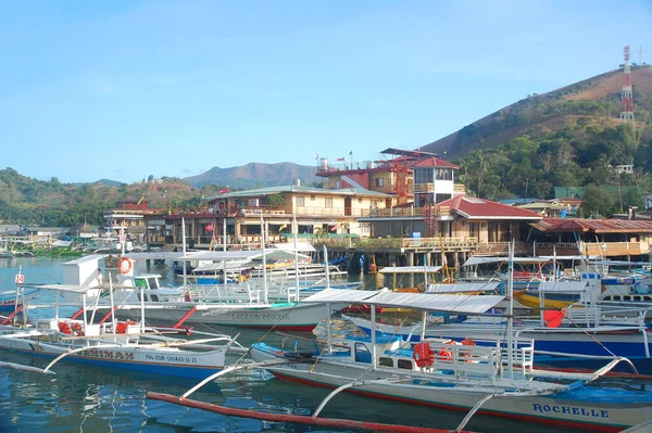 Palawan Marzo Barche Legno Dei Passeggeri Attraccano Mercato Pubblico Coron — Foto Stock