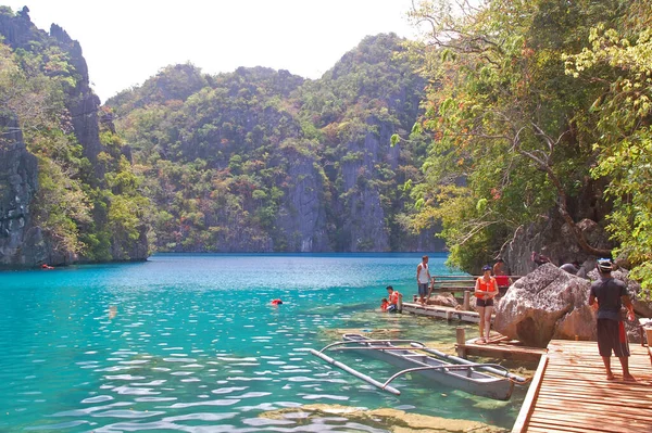 Palawan Marzo Turistas Nadando Lago Kayangan Marzo 2012 Coron Palawan — Foto de Stock