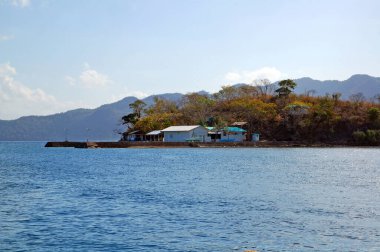 PALAWAN, PH - 8 Mart 2012 'de Coron, Palawan, Filipinler' de evleri ve ağaçları olan ada.