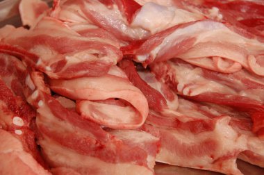 Kamu pazarında mezbahadan yeni çıkmış çiğ et.