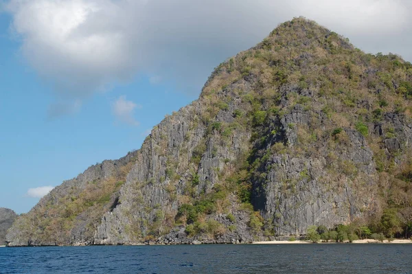 Kalksten Klippformation Med Sand Träd Och Blått Vatten Havet Coron — Stockfoto