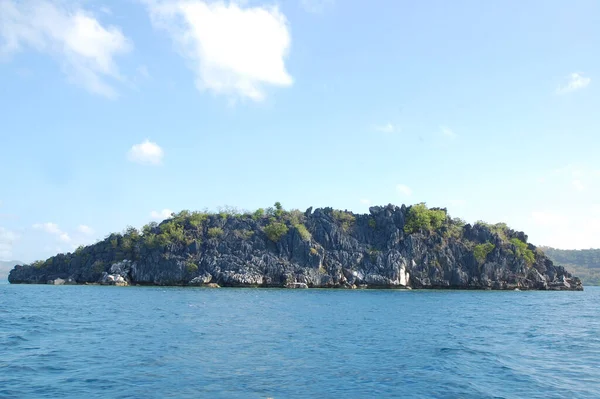 Vápencová Skalní Formace Pískem Stromy Modrým Mořem Coronu Palawanu Filipínách — Stock fotografie