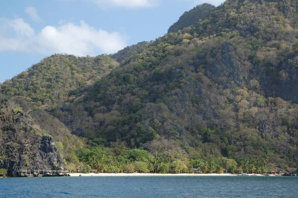 Formazione Rocce Calcaree Con Sabbia Alberi Mare Blu Coron Palawan — Foto Stock