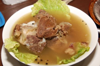 Restoran menüsünde Filipinler 'den Bulalo çorbası var.
