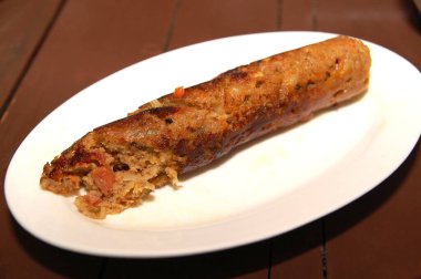 Embutido, restoranın menüsünde kurutulmuş sosis servisini iyileştirdi.