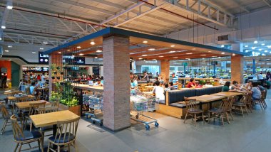 QUEZON ŞEHRİ - 3 Ocak 2017 'de Filipinler' in Quezon şehrindeki Landers Superstore 'daki Gıda Mahkemesi.