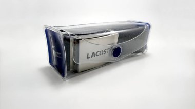 MANILA, PH - 23 Haziran - Lacoste lacivert kuşak ve toka 23 Haziran 2020 tarihinde Manila, Filipinler.