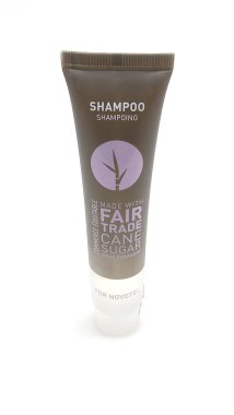 MANILA, PH - 23 Haziran - 23 Haziran 2020 tarihinde Manila, Filipinler 'de şeker kamışından yapılmış Novotel şampuanı.