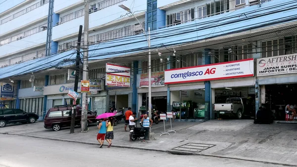 Ezon City June 2018年6月2日在菲律宾奎松市的Comglasco汽车玻璃立面 — 图库照片