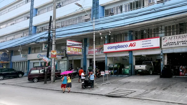 QUEZON CITY, PH - 2 Haziran - Comglasco oto cam cephe 2 Haziran 2018 tarihinde Quezon City, Filipinler.