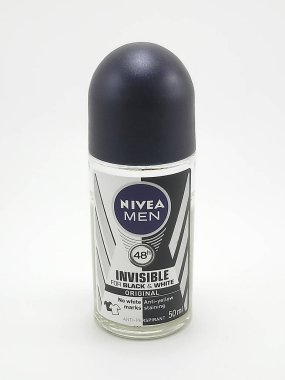 MANILA, PH - 23 Haziran - Nivea erkekleri siyah beyaz deodorantı için görünmez 23 Haziran 2020 tarihinde Manila, Filipinler.