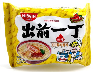 MANILA, PH - 23 Haziran - Nissin baharatlı xo soslu deniz ürünleri eriştesi 23 Haziran 2020 'de Manila, Filipinler' de.