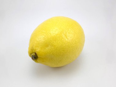 Marketten taze koparılmış sarı meyve limonu.