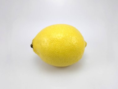 Marketten taze koparılmış sarı meyve limonu.