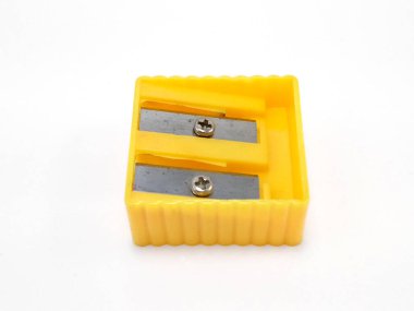 Kalem açacağının ucunu sivriltmek için iki delik sarı kalem açacağı