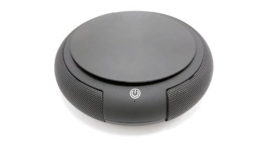 Siyah dairesel kablosuz ses hoparlörü müzik ve eğlence için kullanılır.