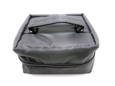 Siyah taşınabilir tuvalet gereçleri diş fırçası, diş macunu, sabun ve benzeri şeyleri koymak için kullanılıyor.