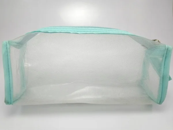 緑メッシュポータブル透明なキャリーバッグ使用に置くトイレタリーアイテム — ストック写真