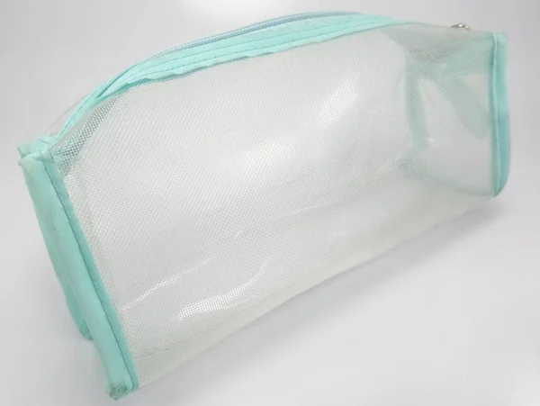 緑メッシュポータブル透明なキャリーバッグ使用に置くトイレタリーアイテム — ストック写真