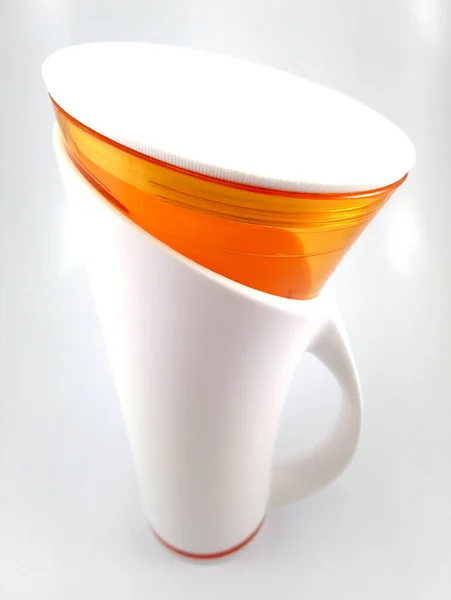 Bicchiere Plastica Lunga Colore Arancione Bianco Con Manico Bere Contenuto — Foto Stock