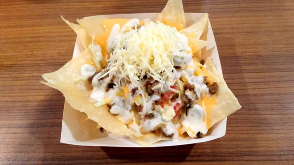 Nacho Taco Chips Met Gemalen Rundvlees Kaas Saus Tomaten — Stockfoto