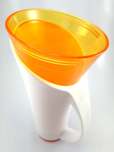 Bicchiere Plastica Lunga Colore Arancione Bianco Con Manico Bere Contenuto — Foto Stock