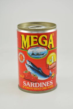 MANILA, PH - 26 Haziran - Şili biberli domates soslu büyük sardalyalar 26 Haziran 2020 'de Manila, Filipinler' de.